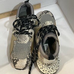 Steve Madden Tennis shoe Women's Cliff‎ Sneakers Size 7.5 Silver Snakeskin
